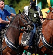 Montado em cavalo, Bolsonaro vai a manifestação de apoiadores em Brasília 