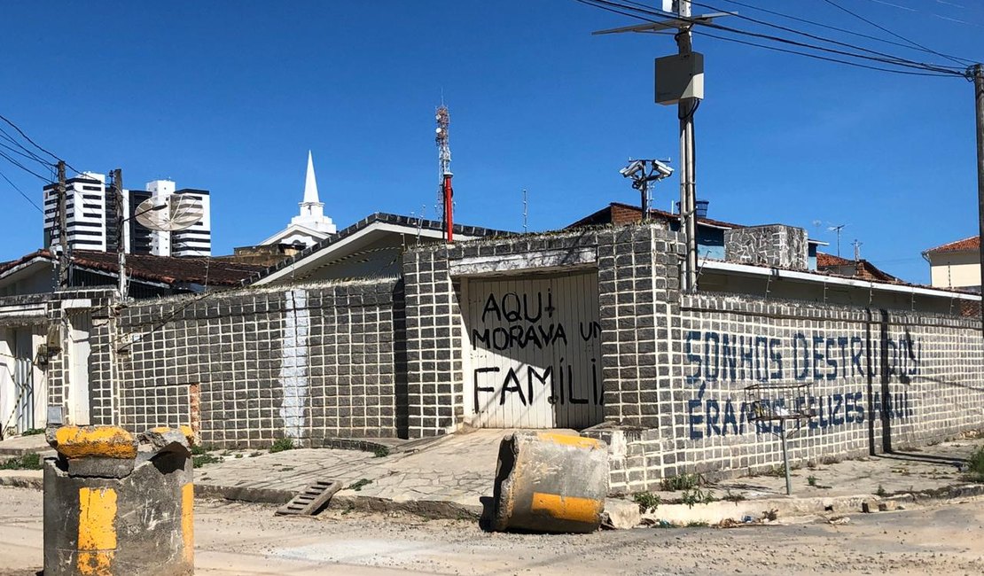 Teto de casa desaba durante fortes chuvas no bairro do Pinheiro