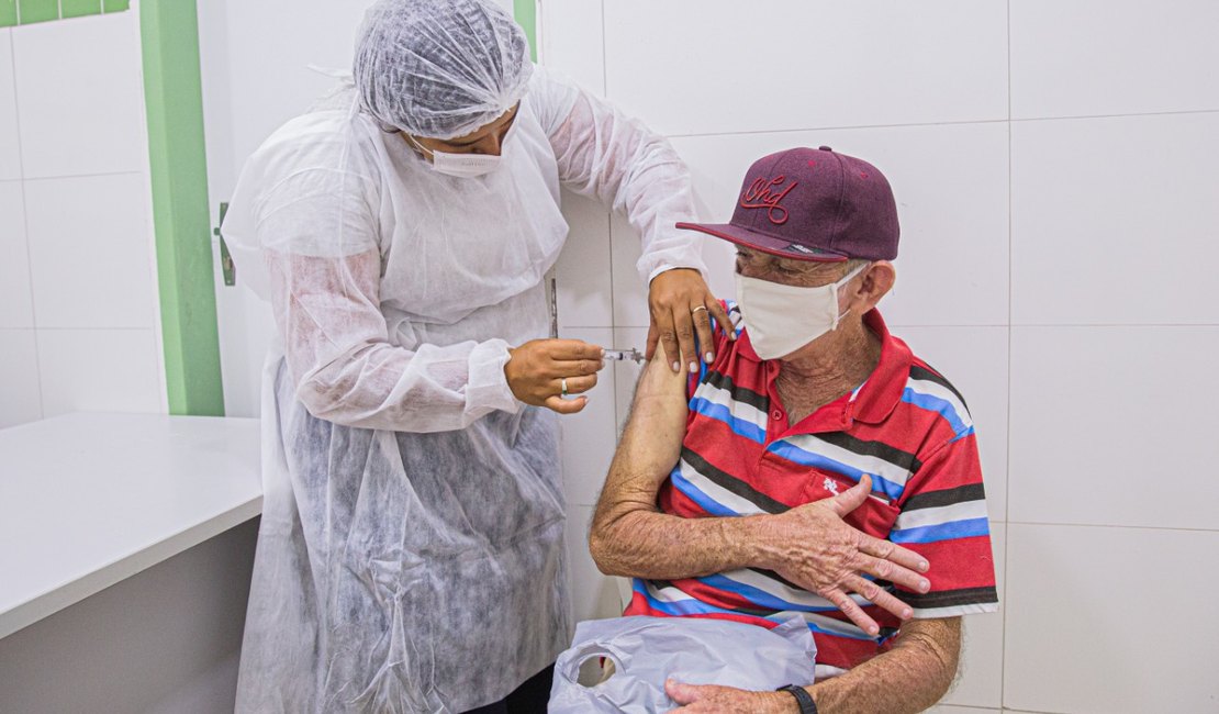 Em Arapiraca, o número de idosos com segunda dose atrasada da vacina contra a Covid-19 é reduzido
