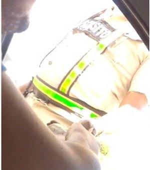[Vídeo] Agente de trânsito do DER recebe propina de R$ 20 na AL-220, em Arapiraca
