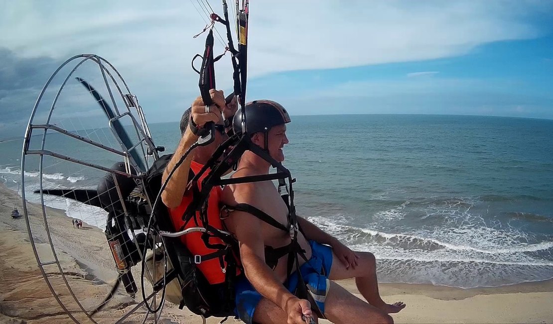 Parapente faz pouso de emergência em praia de Porto de Pedras