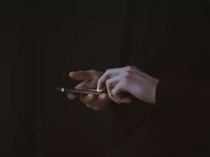 Homem tem celular com rastreamento roubado mas não consegue recuperá-lo