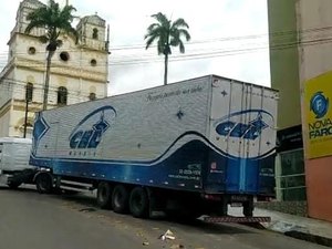 Caminhão de grande porte danifica fio em frente a Catedral, em Palmeira