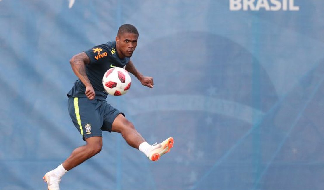 Douglas Costa poderá ficar no banco no jogo contra a Bélgica