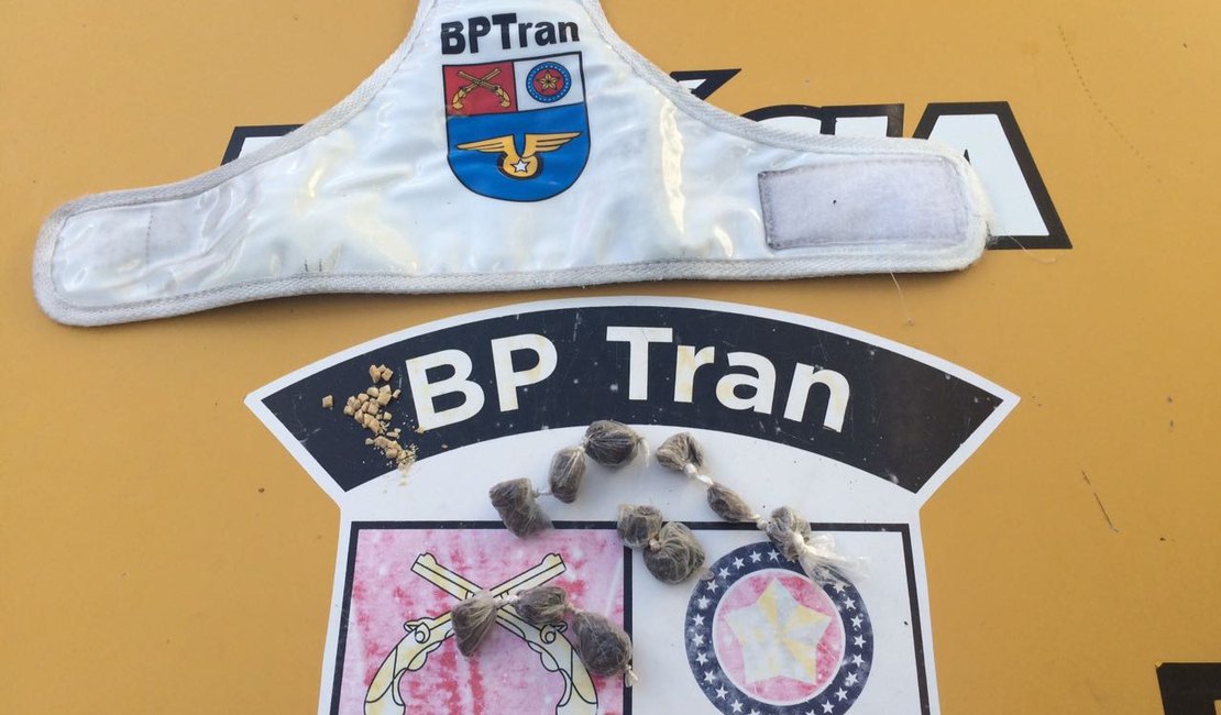 Militares do BPTran apreendem 12 trouxas de maconha e pedras de crack na Vila Brejal