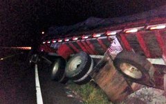 Caminhão tombou na rodovia BR-101, em Junqueiro