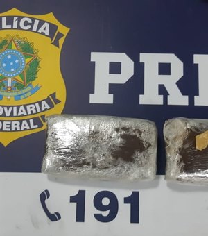 Passageiro de ônibus é preso com mais de 2kg de cocaína dentro de mochila