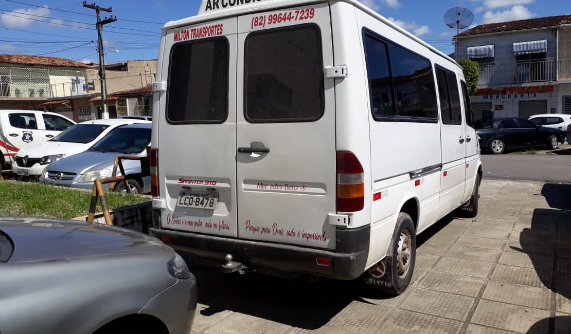 Motorista de van abandona veículo em rodovia ao perceber presença de policiais