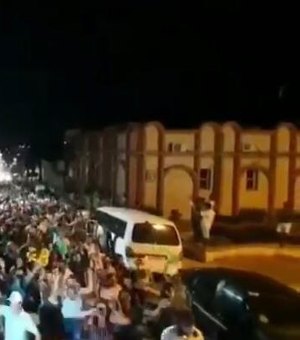 [Vídeo] Candidato a prefeito de Lagoa da Canoa, Jairzinho Lira promove aglomeração durante comício