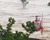 Bombeiros resgatam homem ilhado com helicóptero, em Rio Largo