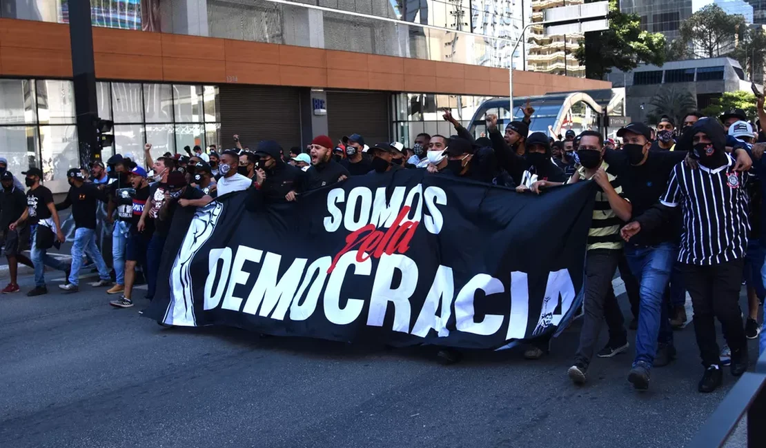 Ato pró-democracia em São Paulo termina em confronto com a PM