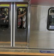 Homem foge após ejacular em mulher dentro do trem