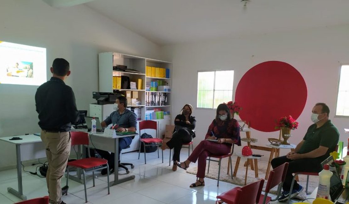 Técnicos da Educação de Porto Calvo recebem Senac para firmar parceria