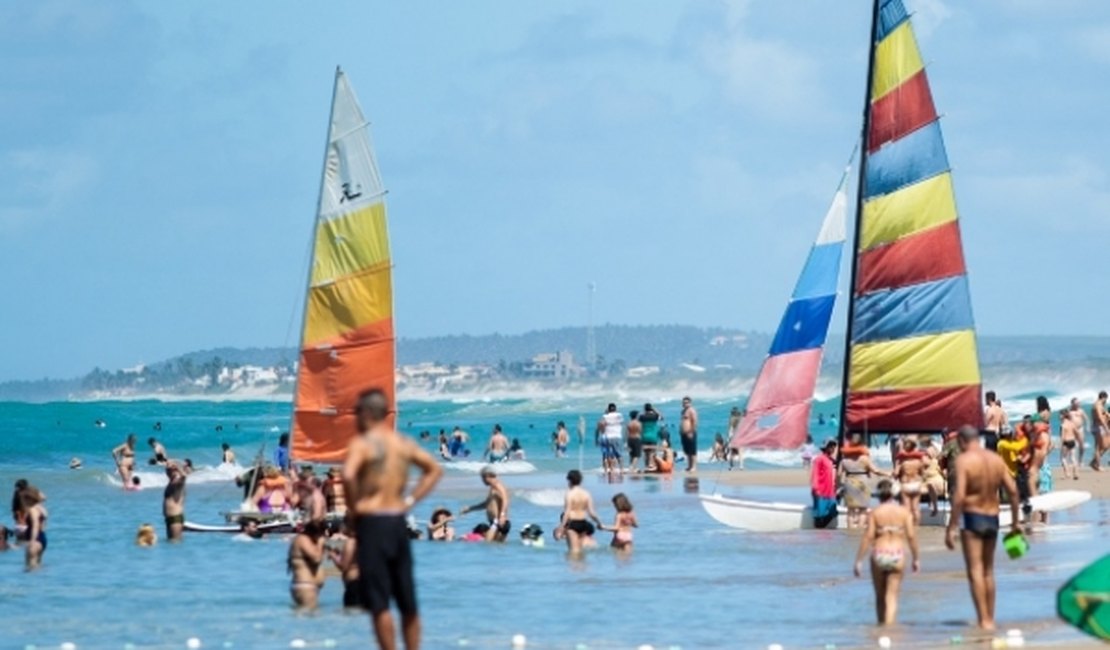 Verão aquece turismo e deve atrair 500 mil visitantes a Alagoas