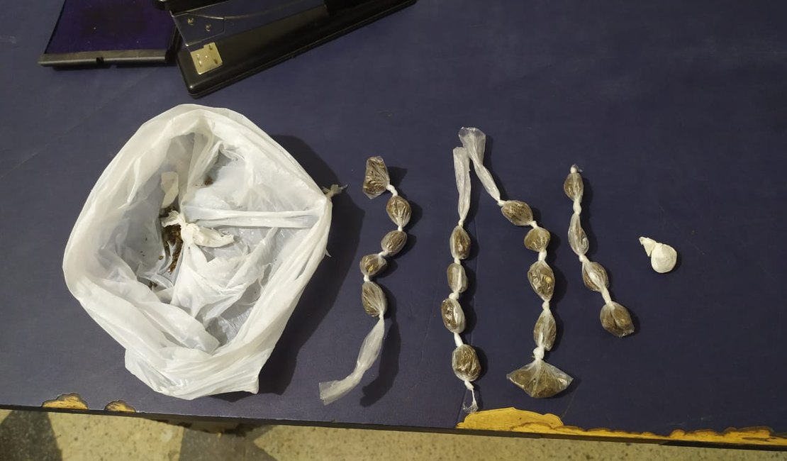 Bombinhas de maconha são apreendidas com jovem em Flexeiras