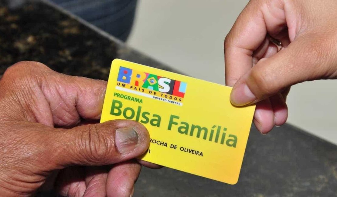 Ipea sugere reajustar Bolsa Família em 29%, mais R$ 450 por família