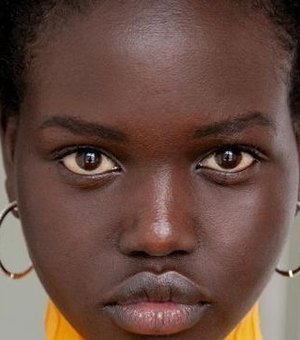 Ex-refugiada, top model tem foto trocada e acusa revista de 'racismo'