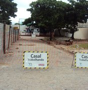 Casal efetua obra para reparar rede coletora de esgoto no Centro de Maceió