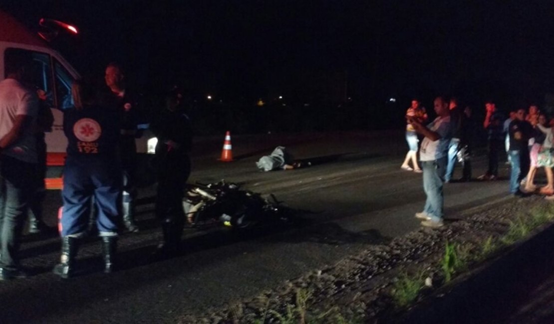 Motociclista é arremessado durante acidente na rodovia AL-110 e não resiste