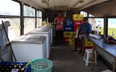 Empresário criou ônibus-bar na Praia de Antunes, em Maragogi