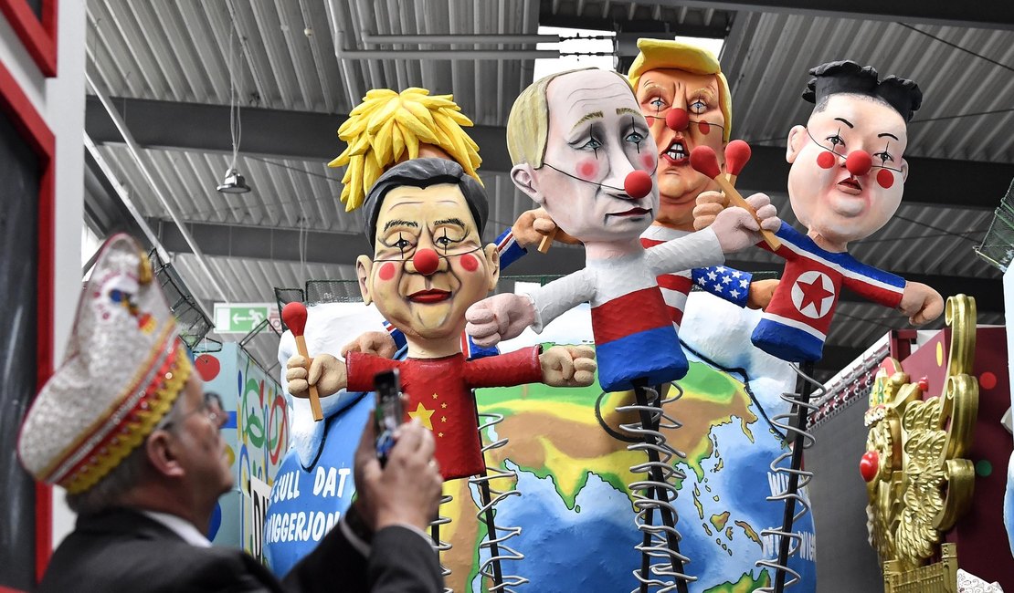 Trump, Putin e Kim Jong-un viram bonecos gigantes no carnaval alemão