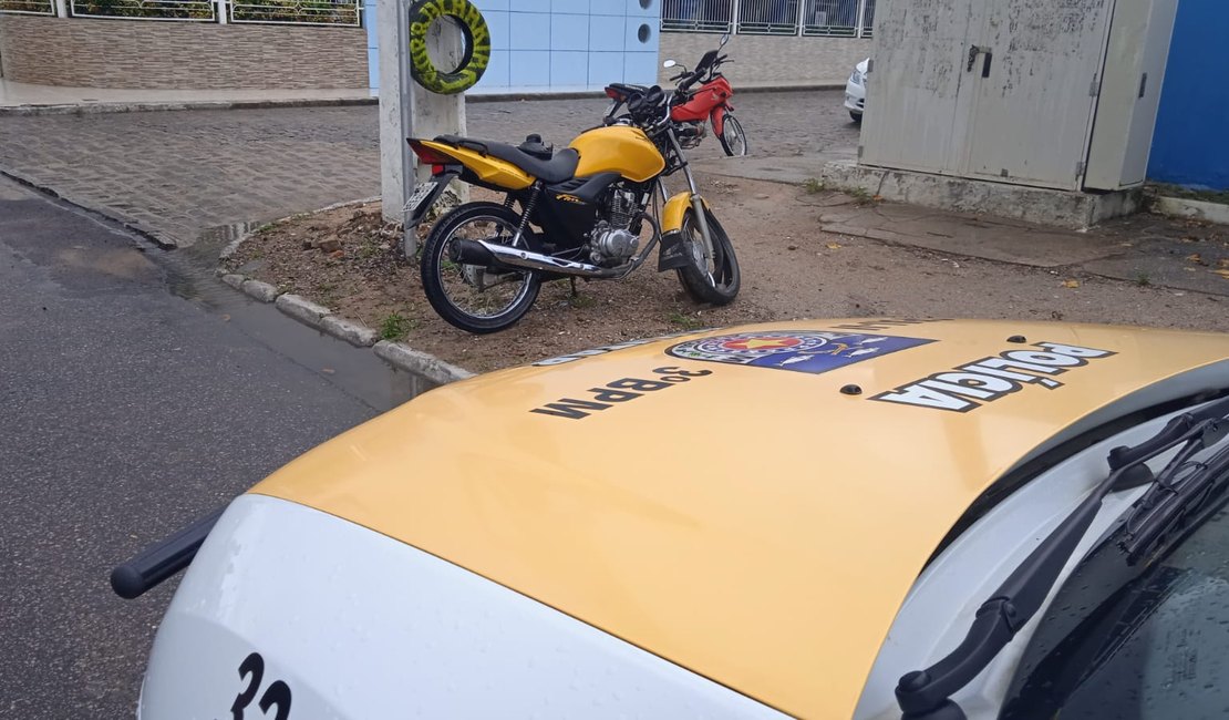 Carro bate em moto em Baixa Grande, em Arapiraca, neste domingo (22)