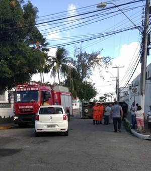 Motorista desrespeita sinalização e atinge van de transporte de turistas no Jaraguá