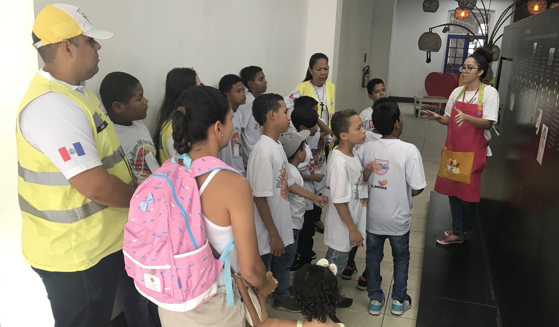 Crianças atendidas pelo Ronda no Bairro visitam Biblioteca Graciliano Ramos