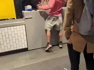 Cliente se irrita em McDonald's e briga acaba em arremesso de refrigerante