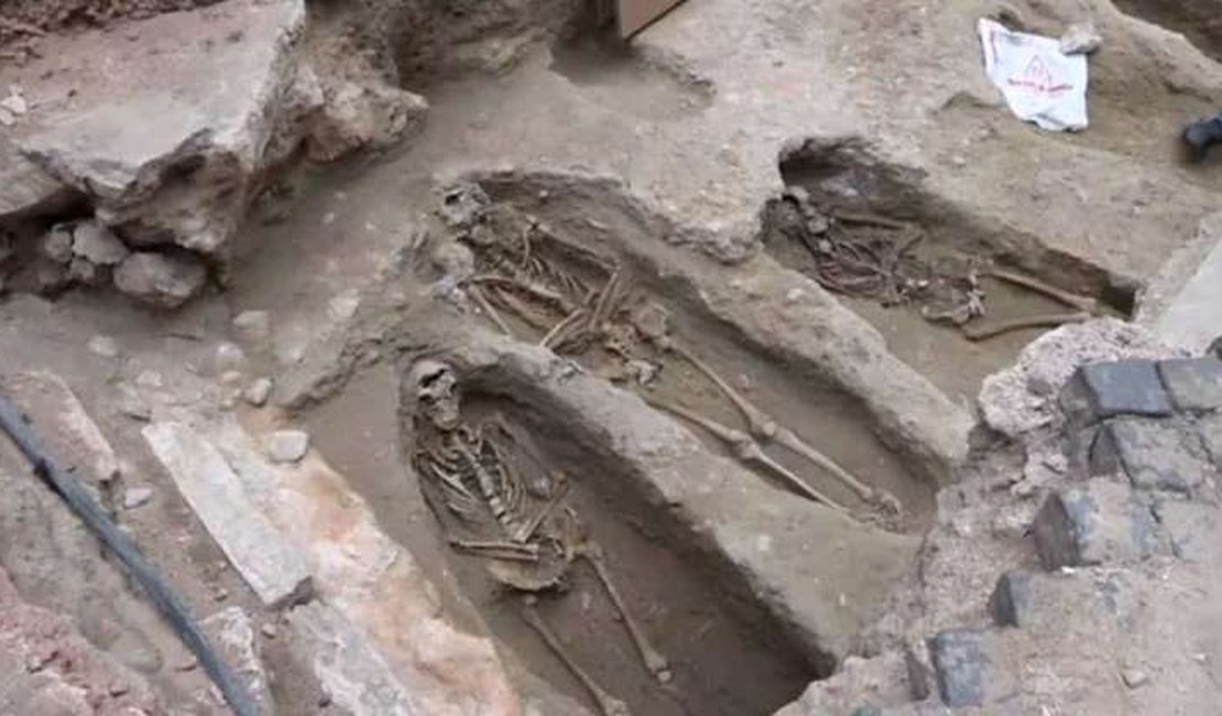 Cemitério medieval com cerca de 20 corpos é encontrado em Lisboa