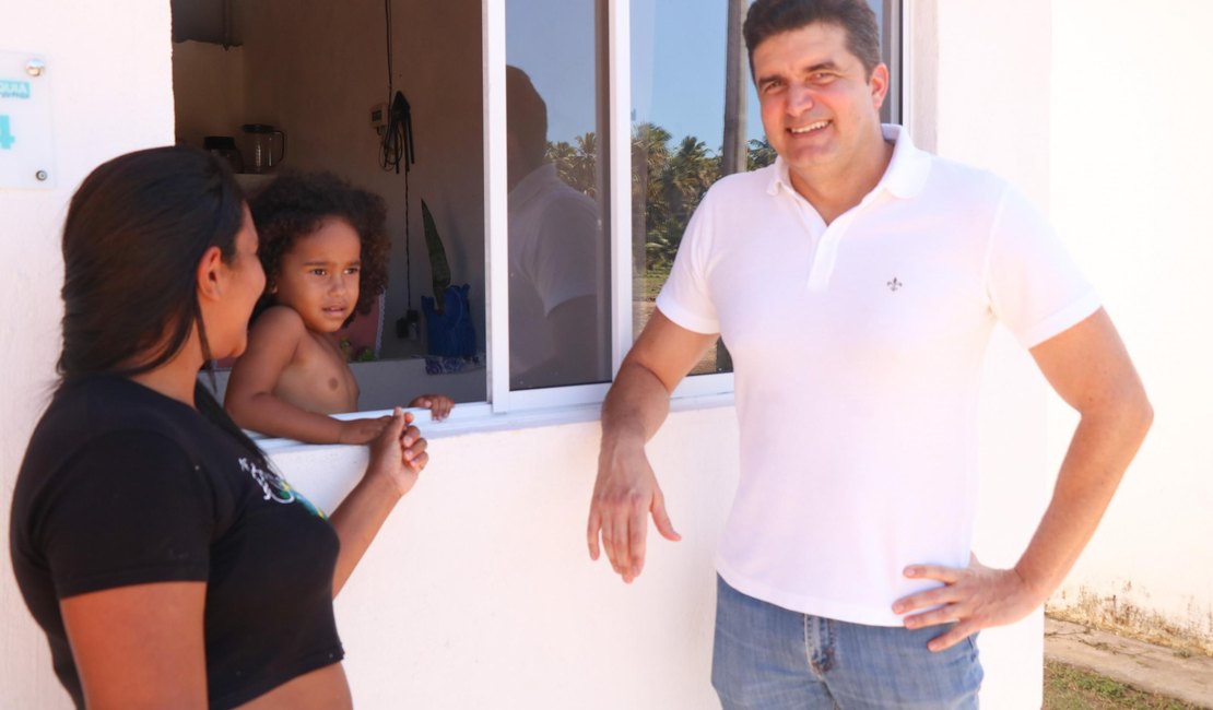 Secretário de Infraestrutura visita andamento das obras de habitação em Jequiá da Praia