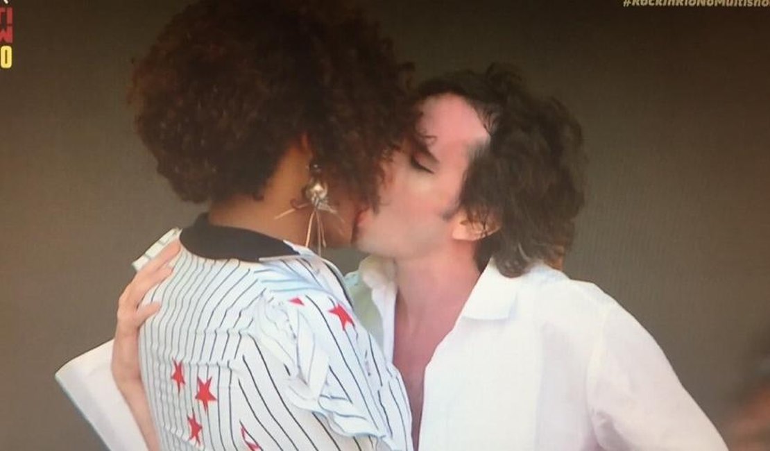 Johnny Hooker e Liniker dão beijo no RiR e pedem para 'amar sem temer'