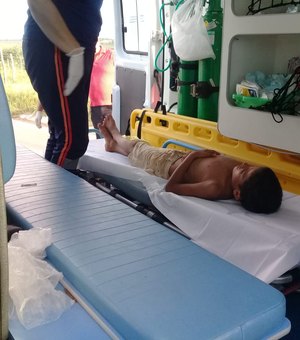 Criança cai ao pegar “carona” em caminhão-pipa, em Arapiraca