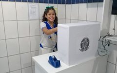 Aluna na cabine de votação