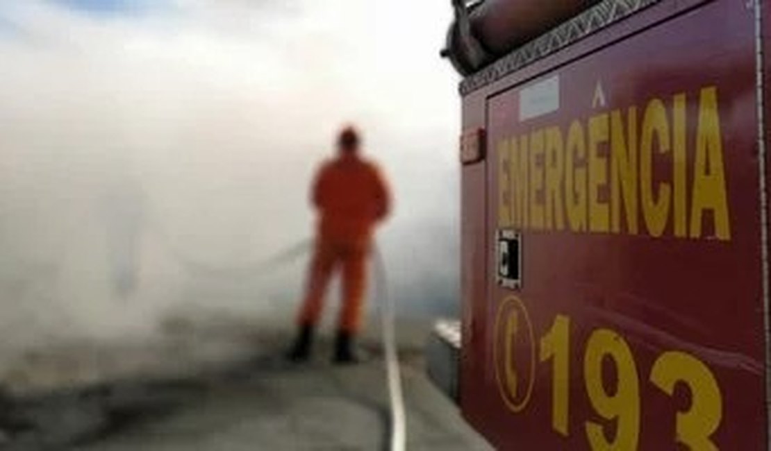 Bombeiros combatem incêndio em loja de pneus na parte alta de Maceió