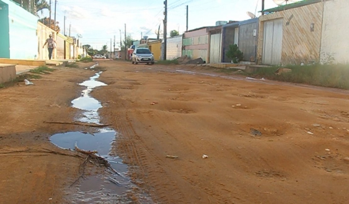 Moradores reclamam de 'buraqueira' e 'lamaçal' em ruas no bairro Santa Esmeralda