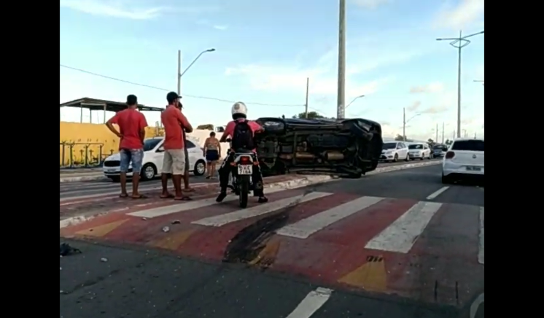 [Vídeo] Capotamento deixa trânsito lento no bairro do Farol