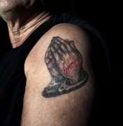 Igreja lança campanha para que membros façam 'tatuagens cristãs'