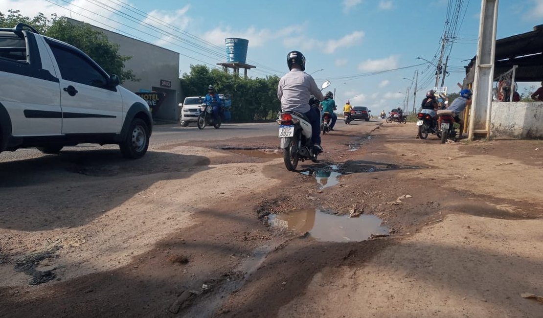 [Vídeo] Buracos obrigam motoristas a avançar pela contramão em avenida de Arapiraca