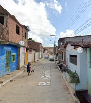 Rua é interditada após desabamento de casa no bairro do Jacintinho