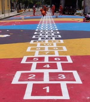 Jogo de amarelinha gigante com 400 quadradinhos é instalado em Fortaleza