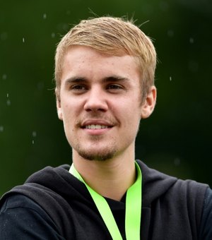 Justin Bieber divulga número do próprio Whatsapp em rede social