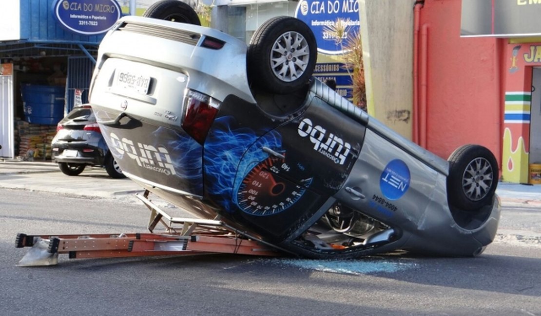 Carro de empresa capota após colisão entre veículos na parte baixa de Maceió