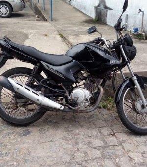 Agentes do Ronda no Bairro localizam moto roubada em Jacarecica