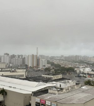 Semana começa com céu encoberto com chuvas em Maceió