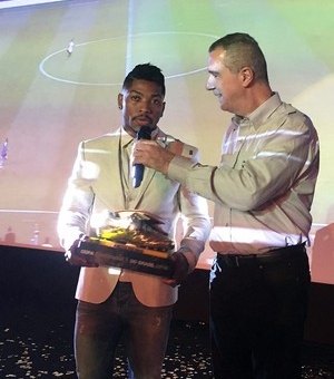 Alagoano de Penedo recebe prêmio de artilheiro da Copa do Brasil