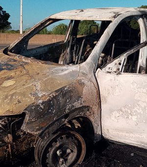 [Vídeo] Carro pega fogo em Arapiraca durante inspeção de oficina mecânica