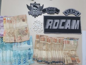 Suspeito é preso com mais de R$ 2 mil em espécie e 24 pinos de cocaína, em Arapiraca