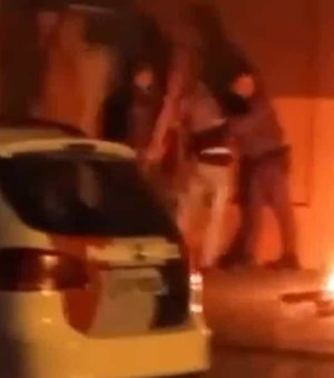 Agentes são filmados agredindo homem à paulada