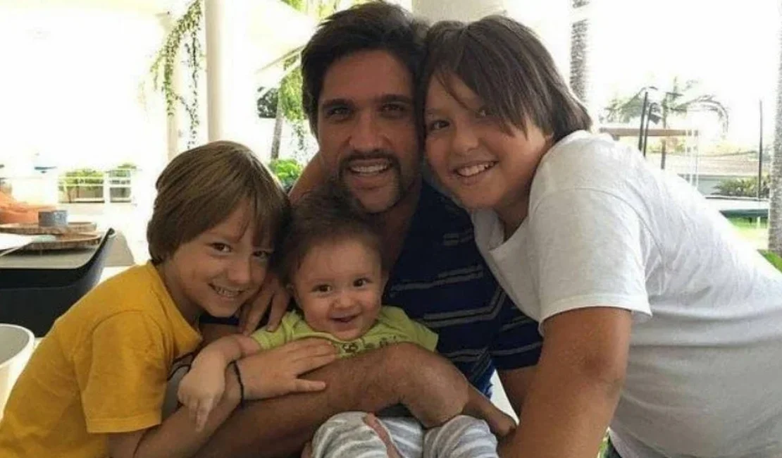 Cantor Léo Chaves posta foto rara com os três filhos e encanta a web